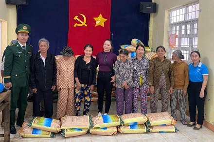 Cán bộ, chiến sĩ Đồn Biên phòng Xuân Đài trao lúa giống cho bà con nhân dân.