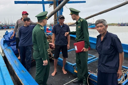 Lực lượng Đồn Biên phòng Tuy Hòa tiếp nhận 3 ngư dân vào cảng cá Đông Tác.