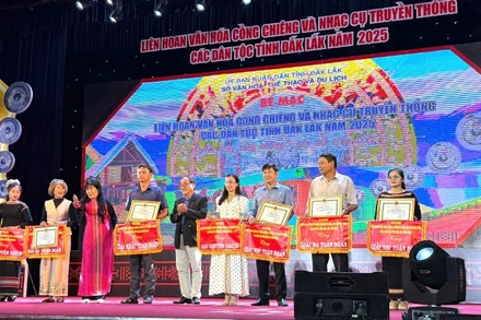 Ban tổ chức liên hoan trao giải cho các đoàn đạt giải.