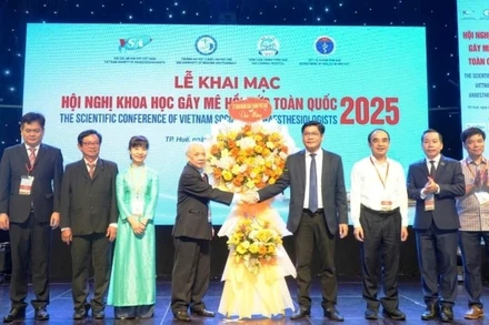 Lãnh đạo Ủy ban nhân dân thành phố Huế tặng hoa chúc mừng hội nghị.