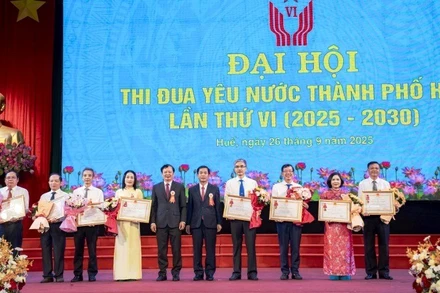 Các tập thể, cá nhân đón nhận Huân chương Lao động hạng Nhì và hạng Ba của Chủ tịch nước phong tặng.