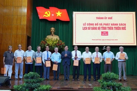 Đồng chí Bí thư Thành ủy Huế Lê Trường Lưu tặng tập sách cho các đồng chí lãnh đạo thành phố qua các thời kỳ. (Ảnh: Đ.Quang)