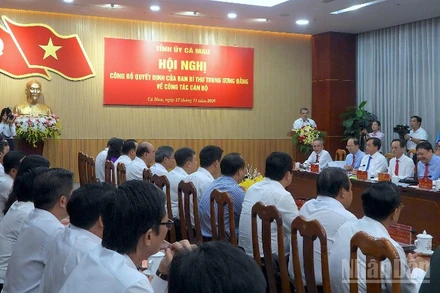 Hội nghị công bố quyết định của Ban Bí thư Trung ương Đảng về công tác cán bộ tại Cà Mau.