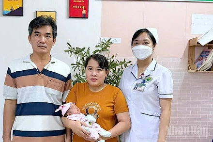 Gia đình sản phụ có bé gái sinh cực non được cứu sống thành công tại Cà Mau trước ngày xuất viện.