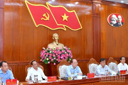 Các đồng chí Thường trực Tỉnh ủy Cà Mau chủ trì hội nghị.