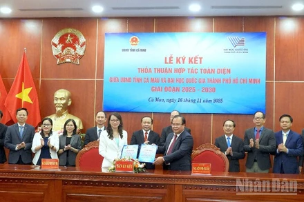 Đại diện lãnh đạo Ủy ban nhân dân tỉnh Cà Mau (bên phải) và Đại học Quốc gia Thành phố Hồ Chí Minh ký kết hợp tác vào sáng 16/11.