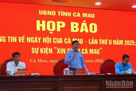 Phó Chủ tịch Ủy ban nhân dân tỉnh Cà Mau Lê Văn Sử (giữa) phát biểu tại buổi họp báo.