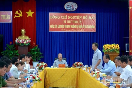 Quang cảnh buổi làm việc của Bí thư Tỉnh ủy Cà Mau và đoàn công tác của Tỉnh ủy tại xã Tân Thuận. 