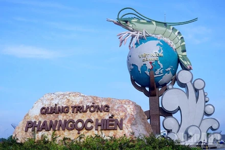 Công trình biểu tượng con tôm Cà Mau tại Quảng trường Phan Ngọc Hiển hoàn thành đúng tiến độ trước ngày diễn ra Đại hội Đảng bộ tỉnh Cà Mau nhiệm kỳ 2025-2030. 