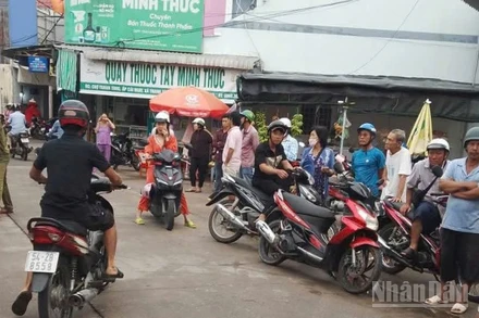 Người dân hiếu kỳ tụ tập gần hiện trường vụ án mạng tại ấp Cái Ngay, xã Thanh Tùng, tỉnh Cà Mau.