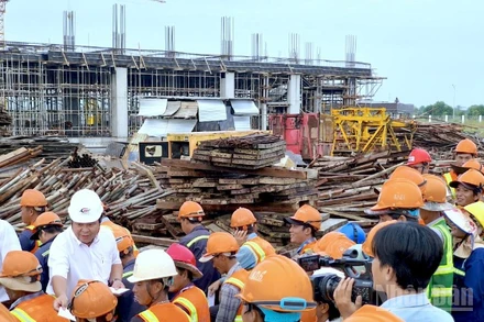 Đại diện lãnh đạo Ủy ban nhân dân tỉnh Cà Mau tặng quà đôn đốc công nhân trên công trường tại lễ phát động.