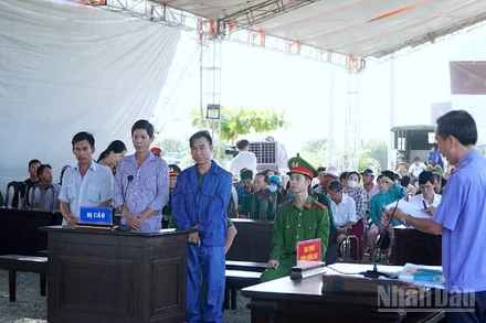 Tòa án nhân dân tỉnh Cà Mau xét xử lưu động nhóm bị cáo “Tổ chức cho người khác xuất cảnh trái phép”.