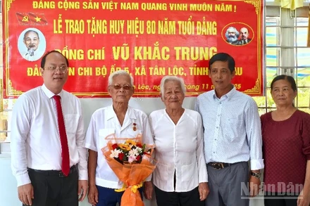 Bí thư Tỉnh ủy Cà Mau Nguyễn Hồ Hải (bìa trái) chụp hình lưu niệm cùng gia đình đảng viên cao niên Vũ Khắc Trung.