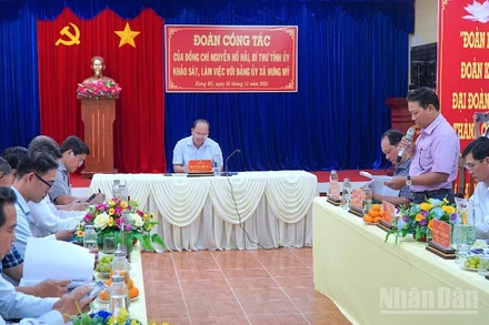 Quang cảnh buổi làm việc của Bí thư Tỉnh ủy Cà Mau cùng đoàn công tác của Tỉnh ủy tại xã Hưng Mỹ, chiều 25/11.