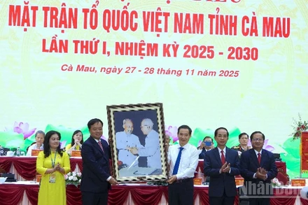 Đại diện lãnh đạo Trung ương Mặt trận Tổ quốc Việt Nam và các đoàn thể Trung ương tặng mừng Đại hội đại biểu Mặt trận Tổ quốc Việt Nam tỉnh Cà Mau.