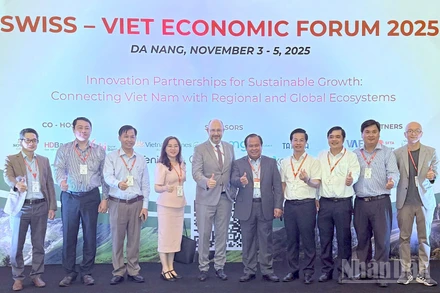 Đại sứ Thụy Sĩ tại Việt Nam Thomas Gass chụp ảnh lưu niệm với Phó Chủ tịch Ủy ban nhân dân tỉnh Cà Mau Nguyễn Minh Luân (thứ 5 từ phải qua) và thành viên Đoàn công tác tỉnh Cà Mau.