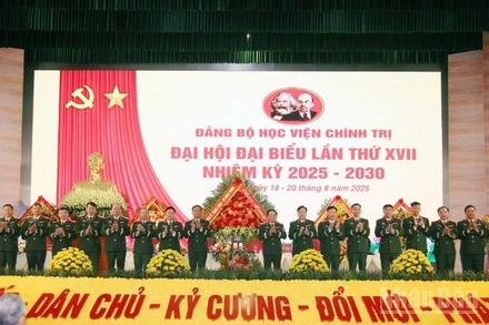 Đại tướng Trịnh Văn Quyết tặng hoa chúc mừng Ban Chấp hành Đảng bộ Học viện Chính trị nhiệm kỳ 2025-2030.