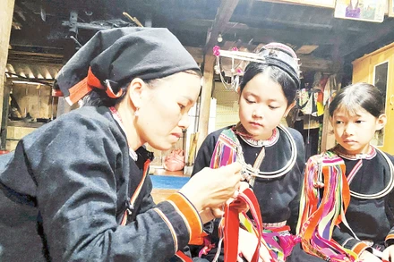 Bà con Sán Chỉ ở Bằng Thành trong trang phục dân tộc dịp Lễ hội Khai Xuân đầu năm mới. Ảnh: Thu Hường