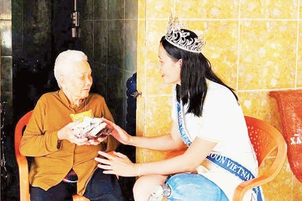 Hoa hậu Trăng khuyết Việt Nam - Minh Tâm trong một lần trao quà chia sẻ với người nghèo.