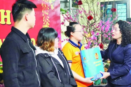 Lãnh đạo tỉnh Bắc Ninh tặng quà công nhân không về quê ăn Tết đang lưu trú tại phường Nếnh.