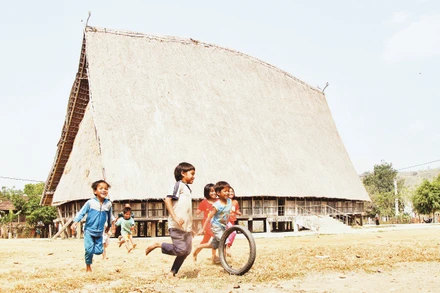 Không gian vui chơi, sinh hoạt chung của cả làng.