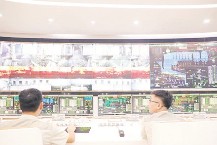 Nhà máy Điện rác Sóc Sơn biến rác thải thành năng lượng. (Trong ảnh: Phòng điều khiển trung tâm của Nhà máy)