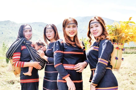 Những sơn nữ dân tộc Cơ Ho xinh đẹp trong trang phục thổ cẩm.