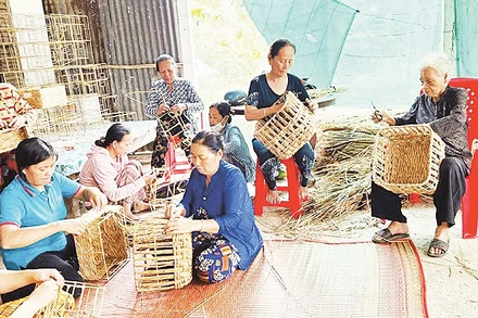 Các sản phẩm thủ công từ thân cây năn tượng có giá trị cao. 