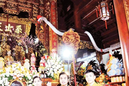 Nghệ nhân Phương Thanh Hiền (ngồi giữa) - Nhóm trưởng Văn Ca Chúc Thánh trong một vấn hầu tại Quang Minh điện (Sóc Sơn, Hà Nội).