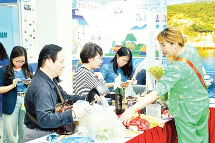 Khách du lịch mua sắm các đặc sản tại Tây Ninh. Ảnh: NAM ANH