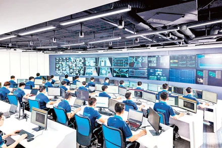 Trung tâm Vận hành Toàn diện đầu tiên tại Việt Nam, giúp doanh nghiệp bảo đảm hệ thống công nghệ thông tin luôn vận hành an toàn, ổn định và liên tục. Ảnh: CMC Telecom