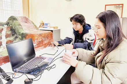 Phương Anh (trái) cùng cộng sự Khánh Nhi nghiên cứu sản phẩm.