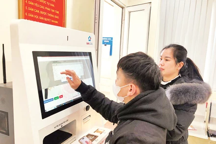 Người dân tương tác với robot AI trợ giúp thủ tục hành chính tại Trung tâm Phục vụ hành chính công phường Thục Phán.