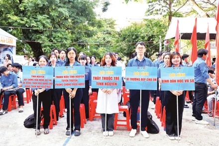 Tuổi trẻ Cần Thơ trong một chiến dịch ra quân tình nguyện vì cộng đồng. 