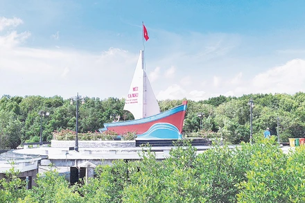 Biểu tượng con tàu với thông số tọa độ Đất Mũi là địa điểm check-in nổi tiếng.