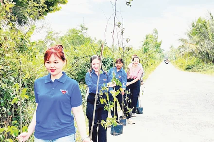 Đoàn viên thanh niên hưởng ứng Tết trồng cây.