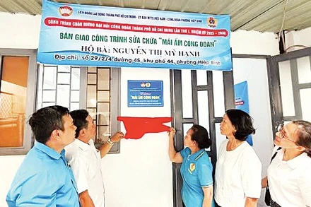 Bàn giao công trình hỗ trợ sửa chữa nhà ở cho công đoàn viên tại Thành phố Hồ Chí Minh. 