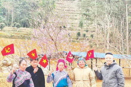 Bà con Suôi Thầu tưng bừng đón xuân.