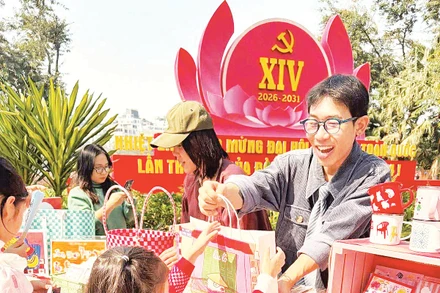 Niềm vui của chủ và khách khi tham gia sự kiện Tụ hội sáng tạo, tháng 1/2026 bên Hồ Hoàn Kiếm. (Nguồn fanpage Lễ hội thiết kế sáng tạo) 