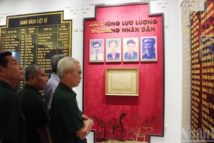 Chỉnh trang và sắp xếp, trưng bày hiện vật tại Đền tưởng niệm Anh hùng, liệt sĩ Bình Trưng.