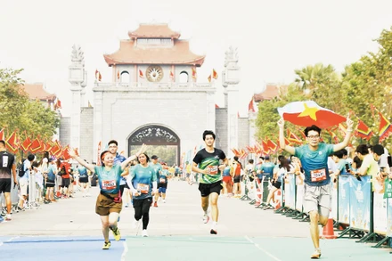 Các vận động viên về đích tại Giải Đền Hùng Marathon 2025. Nguồn: Báo Phú Thọ