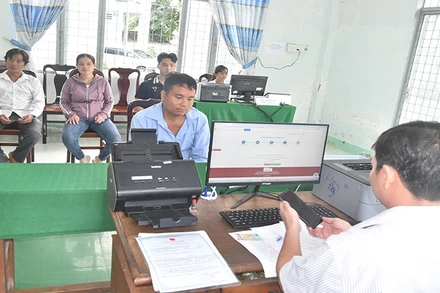 Bộ phận hành chính công tại xã Bình Trưng mới đi vào hoạt động phục vụ người dân.