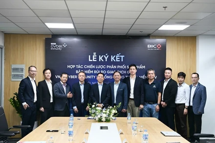 Đại diện VNPT Cyber Immunity và BIC ký kết hợp tác chiến lược phân phối sản phẩm bảo hiểm rủi ro giao dịch