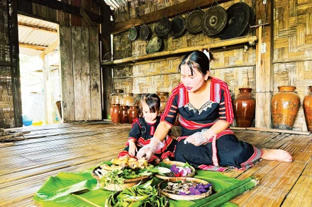 Y Tuấn (chủ nhân Y Tuấn homestay) chuẩn bị các món ăn đậm bản sắc núi rừng cho du khách.