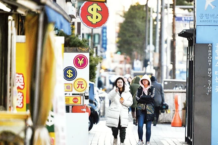 Vỉa hè ở thành phố Seoul, Hàn Quốc, luôn được giữ sạch sẽ, thông thoáng. Ảnh: Nam Khánh