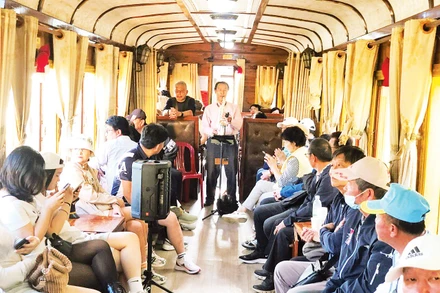 Biểu diễn văn nghệ phục vụ hành khách trên chuyến tàu Đà Lạt- Trại Mát.