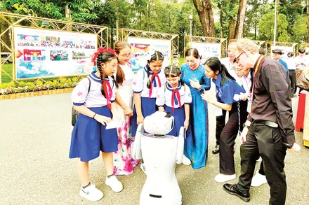 Học sinh khám phá robot AI tại triển lãm “50 năm đổi mới giáo dục: Dấu ấn thời đại - Khát vọng tương lai”, tháng 11/2025. Ảnh: Linh Anh