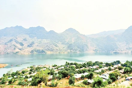 Cuộc sống mới về với Tủa Thàng.