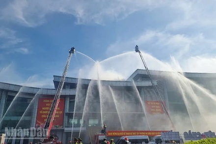 Hiện trường giả định lực lượng phòng cháy chữa cháy và cứu hộ cứu nạn đang tham gia chữa cháy tại Trung tâm hội nghị tỉnh Vĩnh Long. 