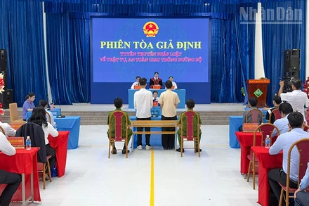 Phiên tòa giả định do các em sinh viên thực hiện. 